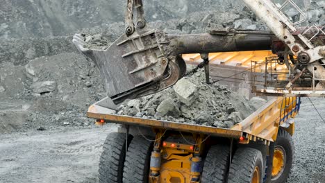 operación de minería: carga de camión de descarga con excavadora