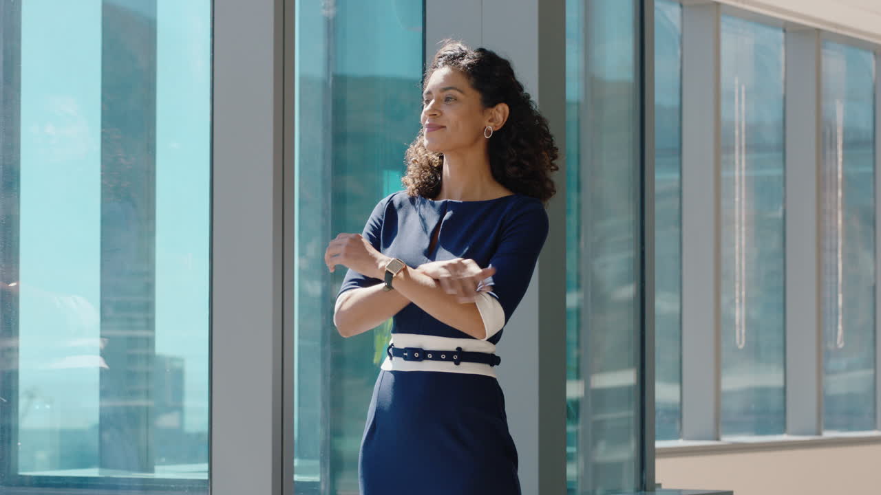 mujer de negocios independiente mirando por la ventana orgullosa directora general planificando con anticipación pensando en ideas para la futura estrategia de inversión gerente corporativo disfrutando de la carrera de liderazgo en la oficina