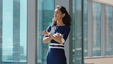 mujer de negocios independiente mirando por la ventana orgullosa directora general planificando con anticipación pensando en ideas para la futura estrategia de inversión gerente corporativo disfrutando de la carrera de liderazgo en la oficina