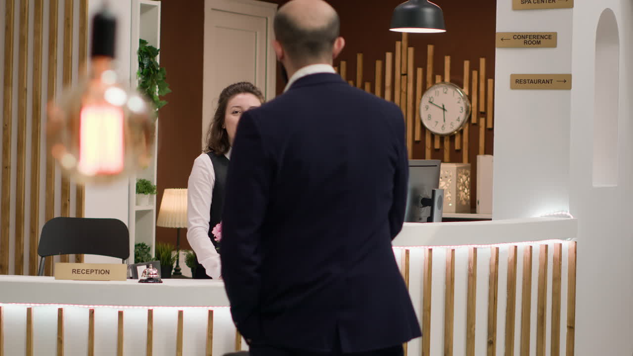 호텔 서비스를 제공하는 컨시어지