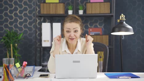 feliz y alegre mujer de negocios hablando mirando a la cámara.