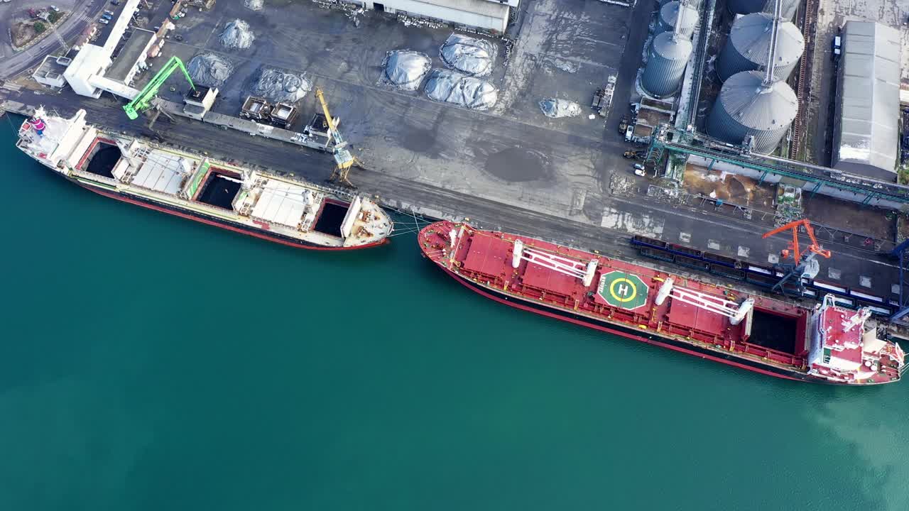 Vista aérea con dron de la Terminal para actividades de manipulación de carga y buques de carga en el puerto de Burgas. Logística y transporte