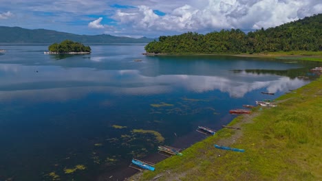 Vista-Por-Drones-Del-Sereno-Lago-Mainit-Con-Exuberante-Vegetación-E-Isla-Tropical