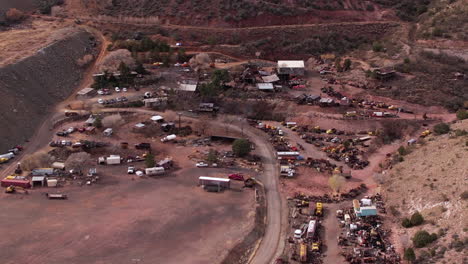 Vista-Aérea-De-La-Ciudad-Fantasma-De-Jerome,-Edificios-Y-Vehículos-Mineros-Abandonados,-Arizona,-EE.UU.