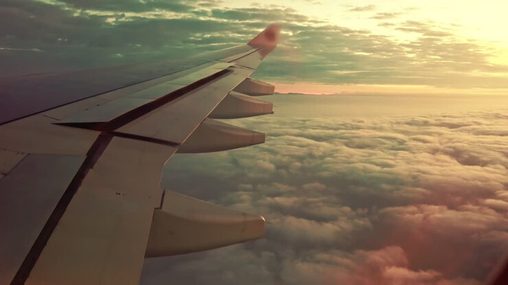 Ciel au coucher du soleil et aile d'avion