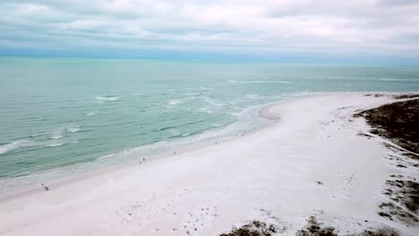 Inclinación-Aérea-Hacia-La-Playa-Lido-En-Lido-Key,-Sarasota,-Florida