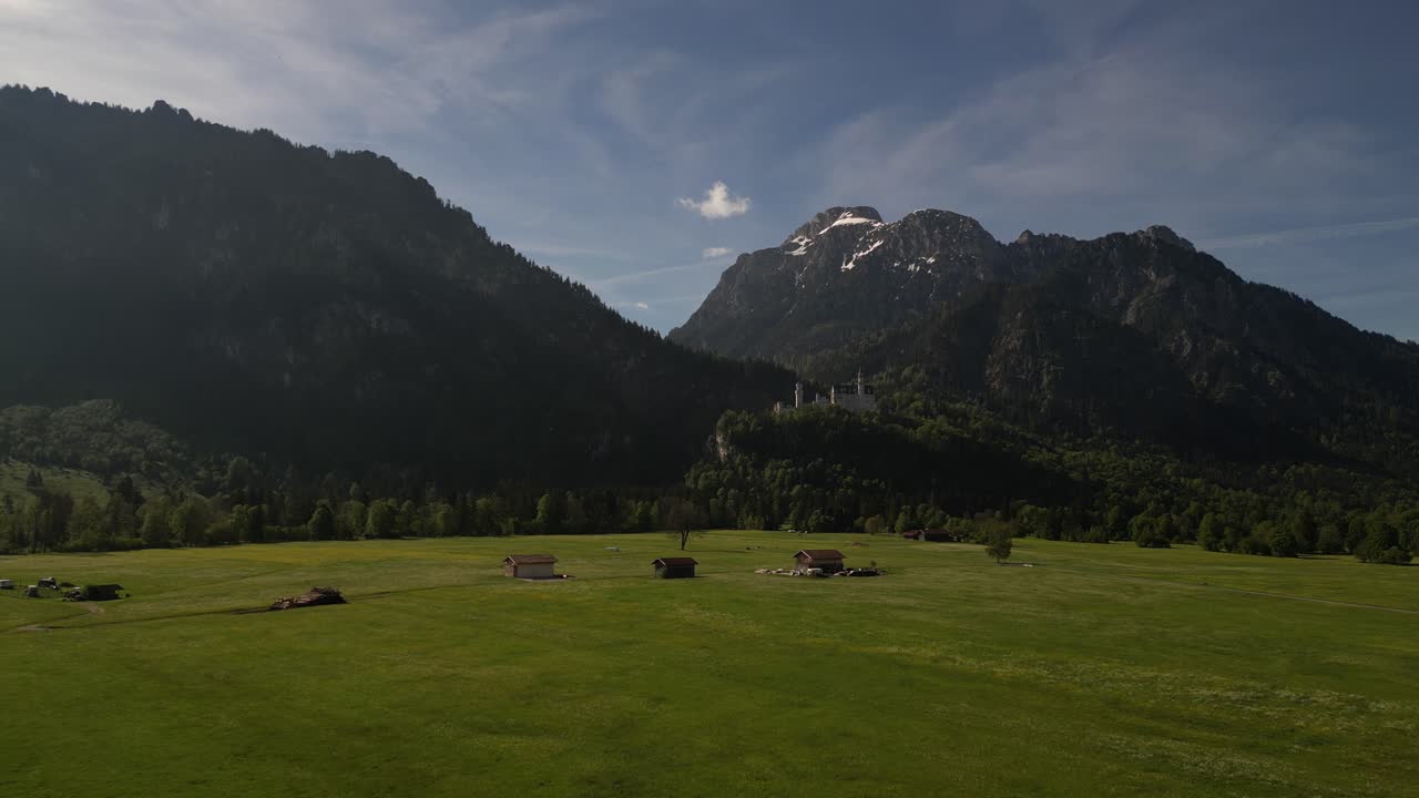 Montagne delle Alpi svizzere in Svizzera e paesaggio rurale con campi erbosi, natura aerea