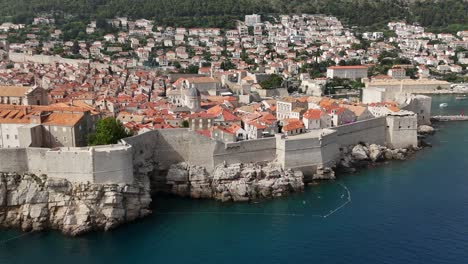 drone vista aérea de la ciudad de dubrovnik en croacia en un día de verano en junio paredes medievales fuerte mar adriático