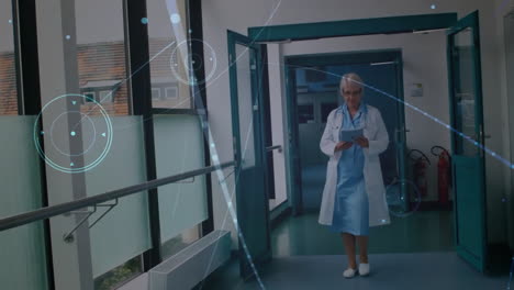 animación de la red de conexiones a través de una doctora caucásica que usa una tableta