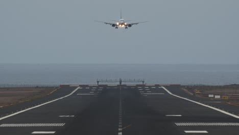 un avión de embarque dirigiéndose hacia la cámara