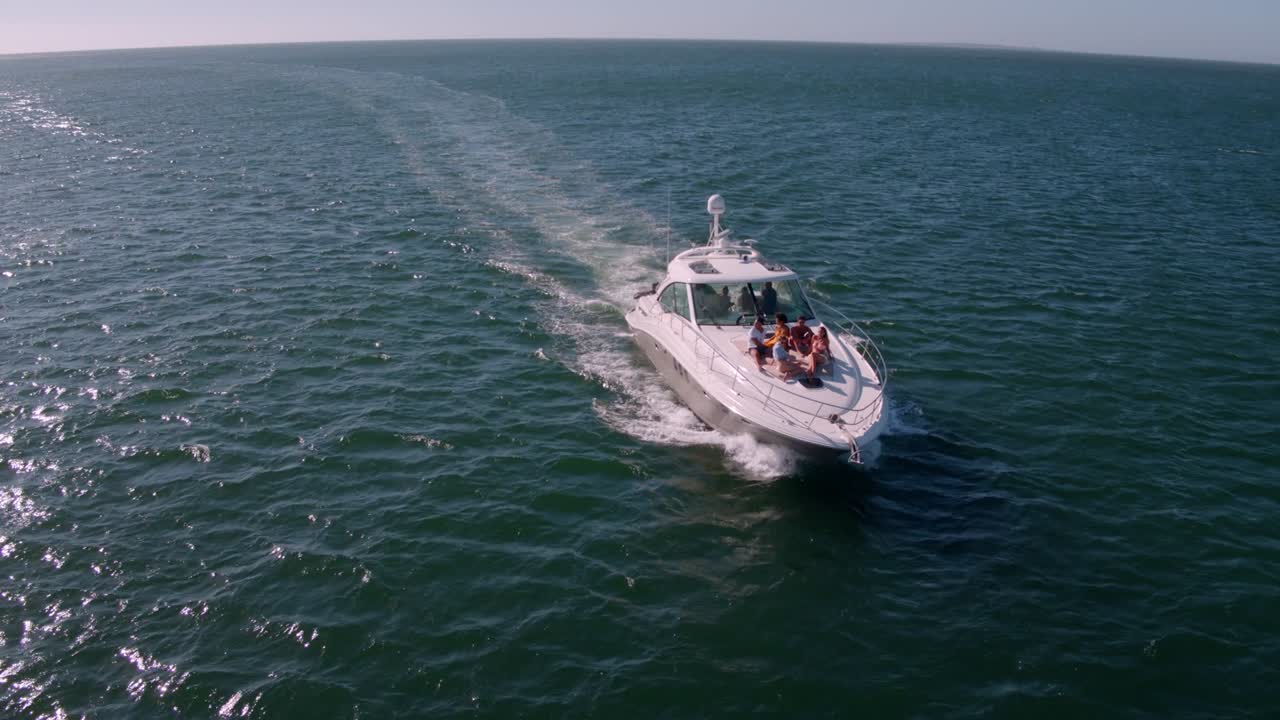 젊은이 들 이 요트 갑판 에서 휴식 을 하고 있다
