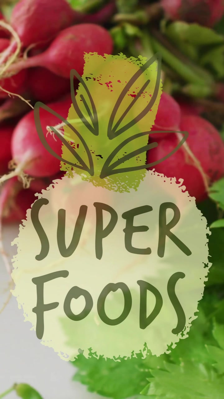 Animation du texte Super aliments sur des légumes frais incluant des radis et du persil