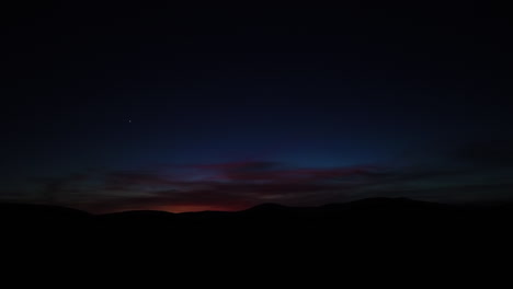 Timelapse-Puesta-De-Sol-Roja-Sobre-Colinas-Con-Cielo-Limpio