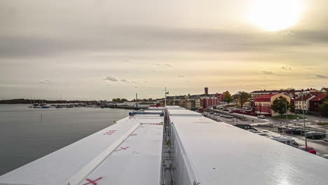 Crucero-Y-Atraque-De-Una-Barcaza-Desde-El-Amanecer-Hasta-El-Anochecer.