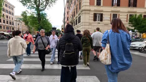 personas cruzando la calle en florencia, italia