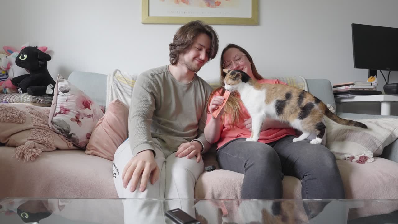 familia gato disfrutando de un bocadillo, pareja joven feliz juntos, relación