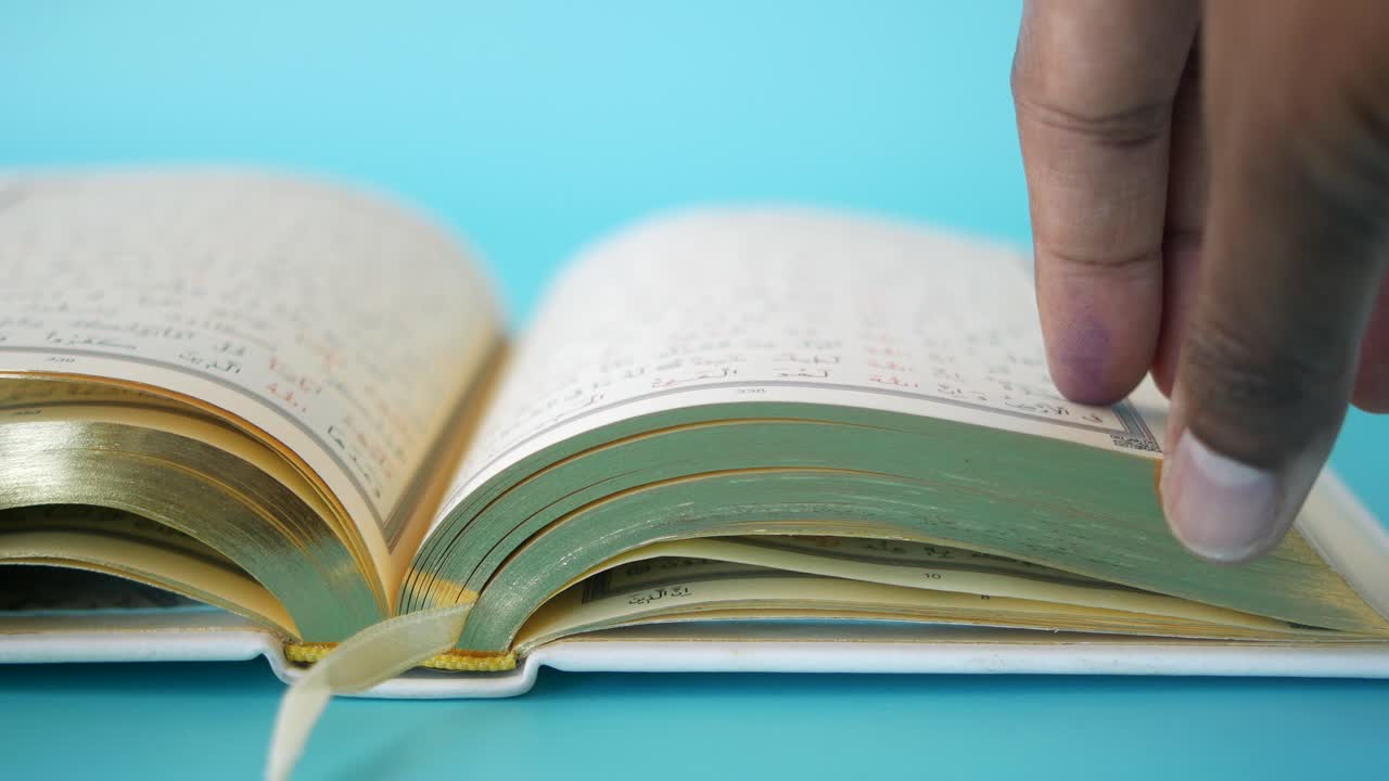 corán abierto sobre fondo azul