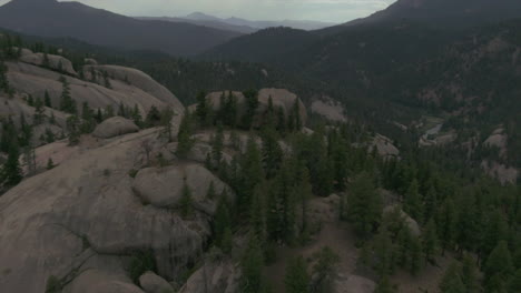 Summer-Deckers-Colorado-River-Angeln-Und-Tubing-Bergwanderung-In-Der-Wildnis-Mit-Felsbrocken,-Filmischer-Schwenk-Nach-Oben,-Bewölkter-Nachmittag