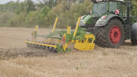 demostración de maquinaria agrícola en una exposición. los tractores operan en el campo, mostrando sus capacidades y rendimiento en acción