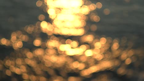 bokeh cálido y brillante al amanecer en las aguas del océano.