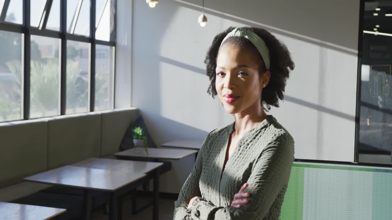 retrato de una feliz mujer de negocios afroamericana mirando a la cámara en la oficina