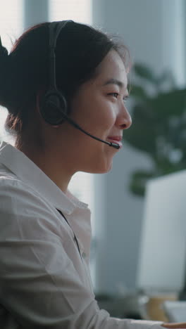 woman in call center