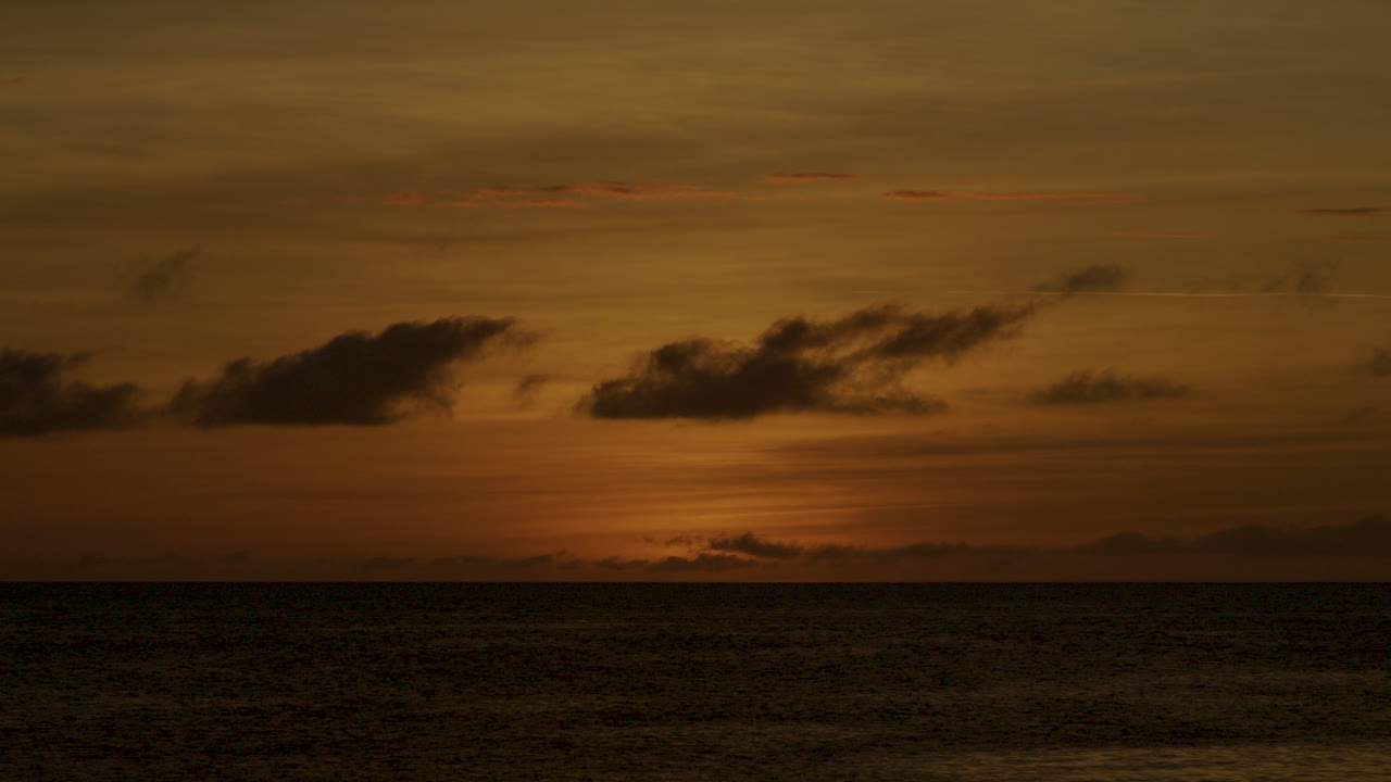 Schneller Zeitraffer von Sonnenuntergang und segelnden Passagierbooten in Boracay.
