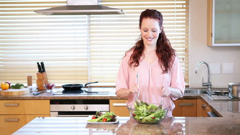 Mujer-Joven-Mezclando-Una-Ensalada