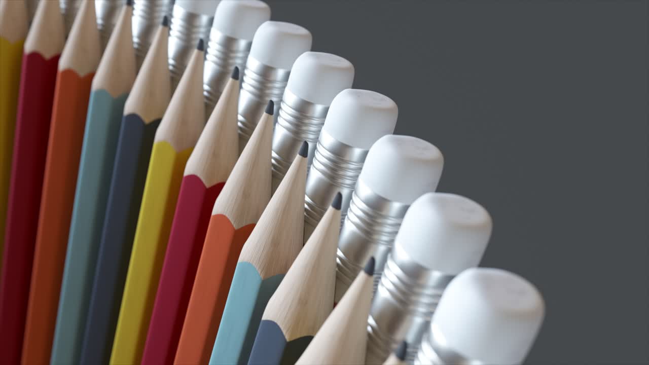 다채로운 연필과 러드가 줄지어 있습니다.
