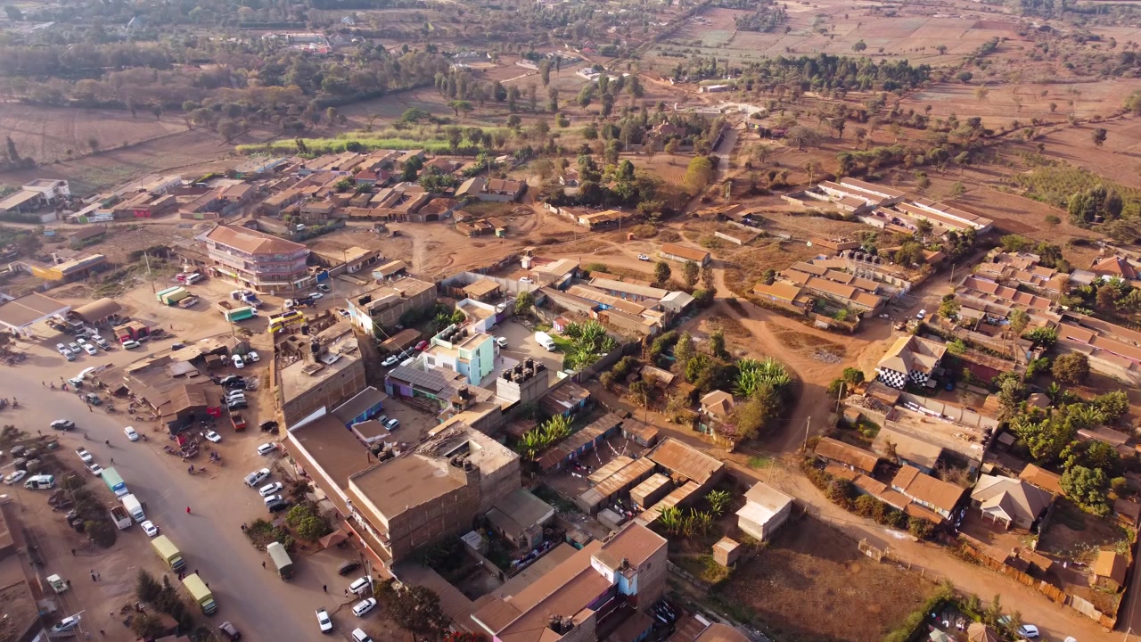 Riprese aeree con drone dall'alto del vivace mercato all'aperto di Loitokitok in Kenya, che mostrano commercianti, bancarelle, commercio locale e uno dei centri di mercato più trafficati del Kenya meridionale