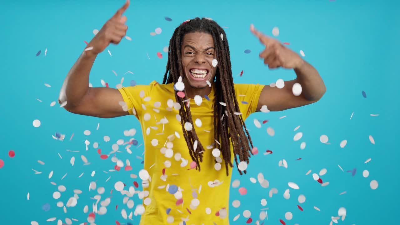 Un homme fête avec des confettis