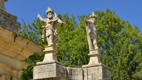 Statuen-Auf-Der-Treppe,-Die-Zur-Kirche-Unserer-Lieben-Frau-Der-Heilmittel-In-Lamego,-Portugal,-Führt