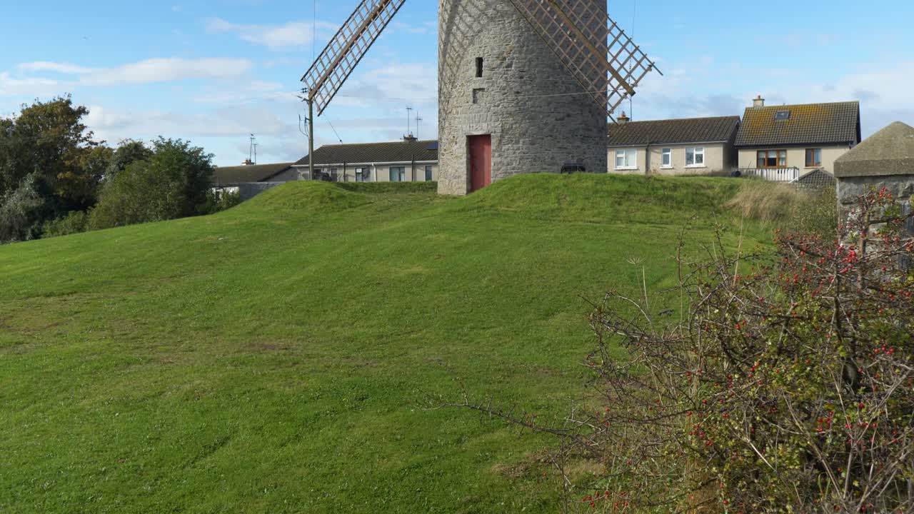 Moinho de vento histórico em Skerries Mills com céu limpo