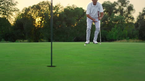 Viejo-Deportista-De-Golf-Jugando-En-Campo-Verde.-El-Golfista-Disfruta-Del-Atardecer-De-Verano.