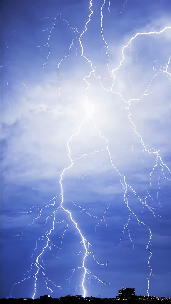Video drammatico ravvicinato di nuvole di tempesta vorticose con un accenno di fulmine