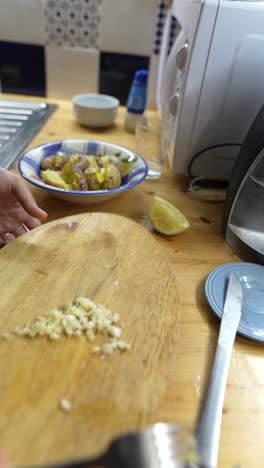 preparación de patatas asadas con mantequilla de ajo