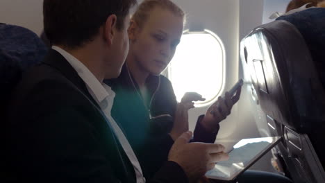 Jóvenes-Haciendo-Acuerdos-En-El-Avión