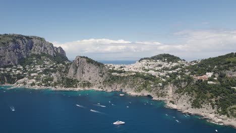 terreno dramático y costa de la isla turística de capri, italia