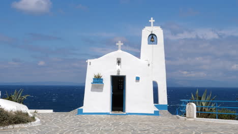 pequeña capilla blanca junto al mar azul, agios nikolaos rafina grecia