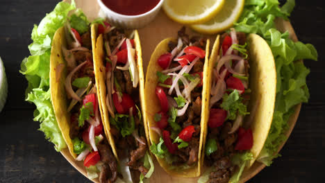 tacos con carne y verduras - estilo de comida mexicana