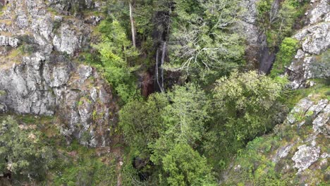 Barbelote-wasserfall-In-Der-Serra-De-Monchique-In-Faro,-Algarve,-Portugal---Hohe-Winkelumlaufbahn-luftaufnahme