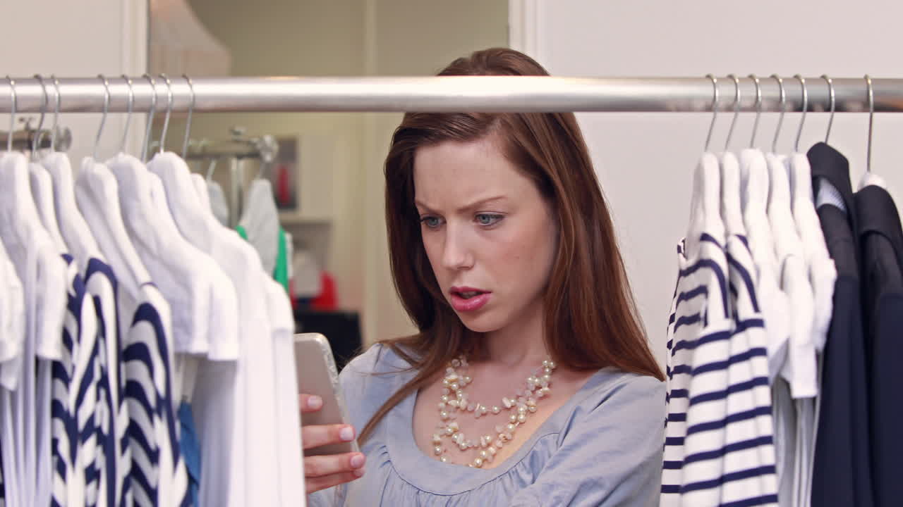 mujer haciendo compras en una tienda de ropa