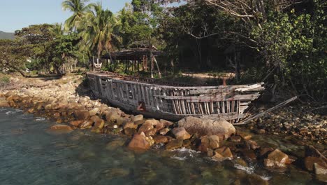 Esqueleto-De-Madera-Abandonado-De-Un-Barco-En-La-Playa-Rocosa-Costera-Del-Océano