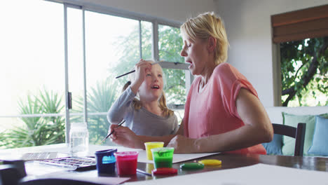 Seitenansicht-Einer-Kaukasischen-Frau,-Die-Zu-Hause-Mit-Ihrer-Tochter-Malt