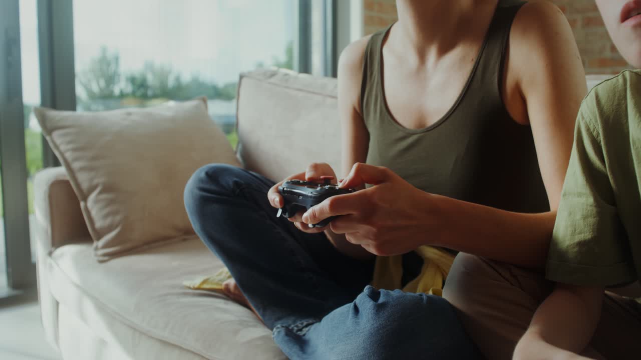 집에서 비디오 게임을 하는 가족