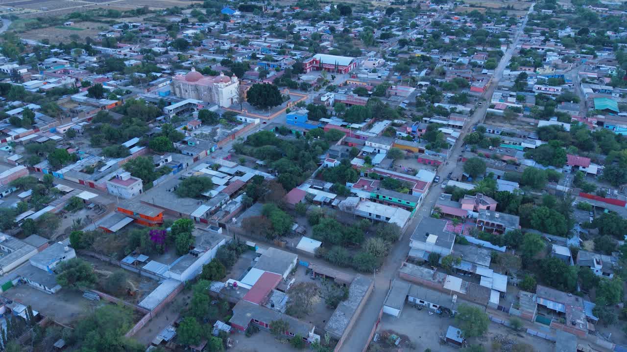 Crepuscolo su un villaggio ancestrale a Oaxaca ripreso da un drone
