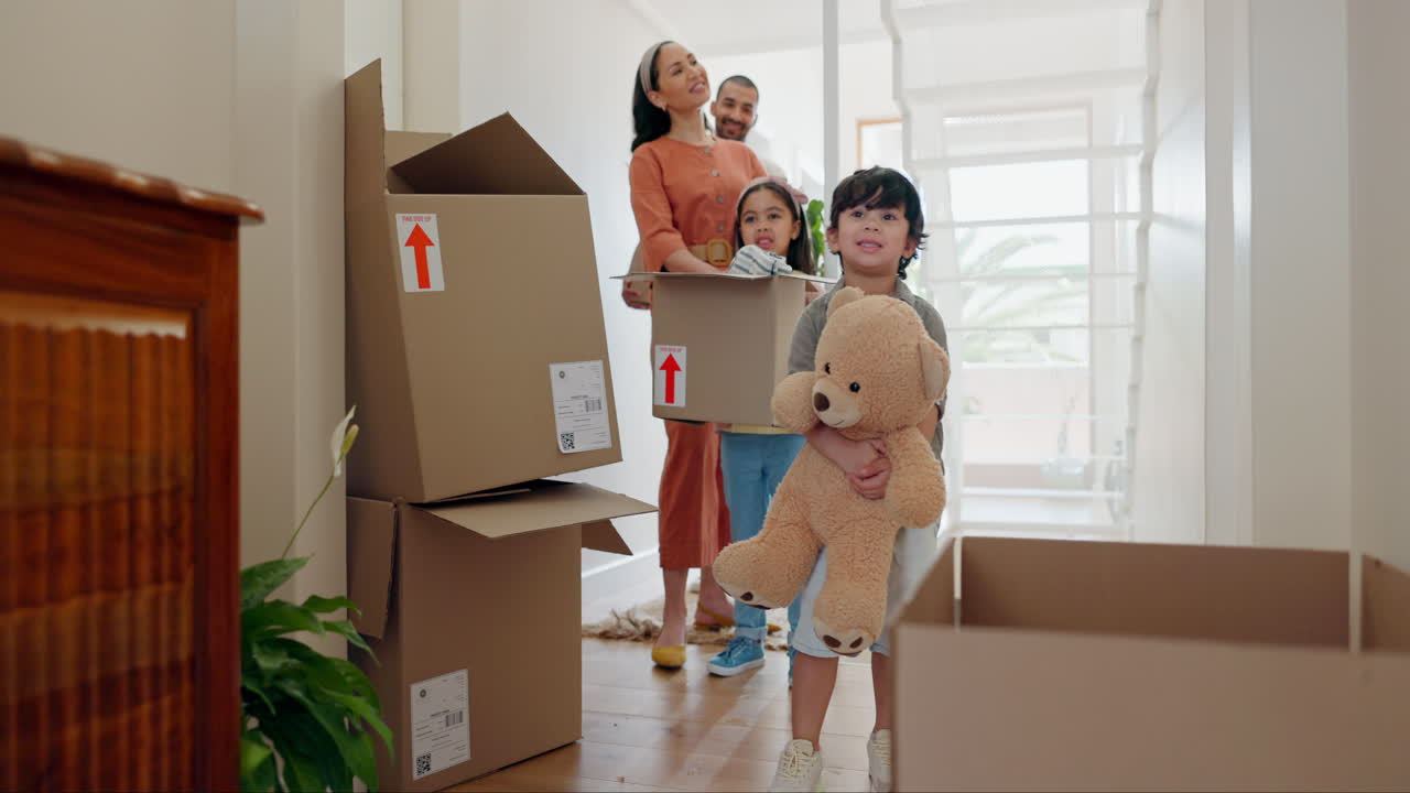 bienes raíces, familia y niños que llevan cajas