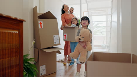 bienes raíces, familia y niños que llevan cajas