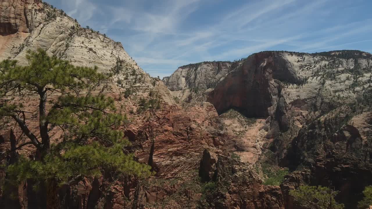 usando un avión no tripulado, capturar la perspectiva del parque nacional de sión, comenzando desde el nivel del suelo y mostrando sus rocas y paisajes desde arriba