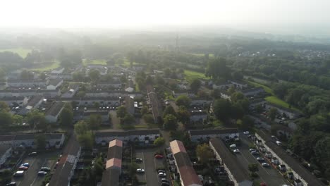 Vista-Aérea-Elevada-Sobre-Casas-Residenciales-De-La-Ciudad-Británica-Durante-La-Hora-Dorada-Brumosa-Pan-Derecho